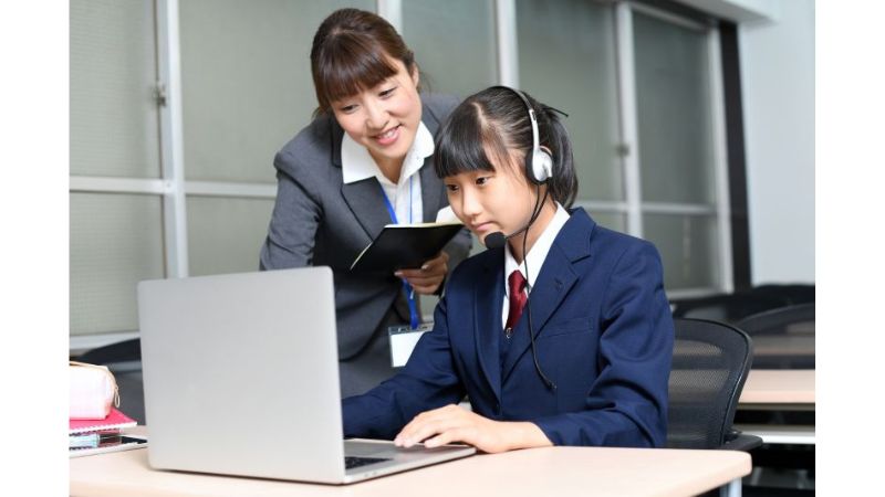 オンライン授業で生徒がサポートを受けている様子